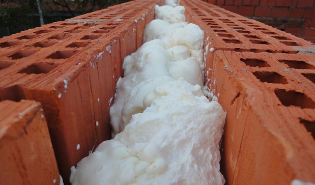 Заполнение межстеновых пространств и других полостей комплектом Touch'n Seal Foam Kit